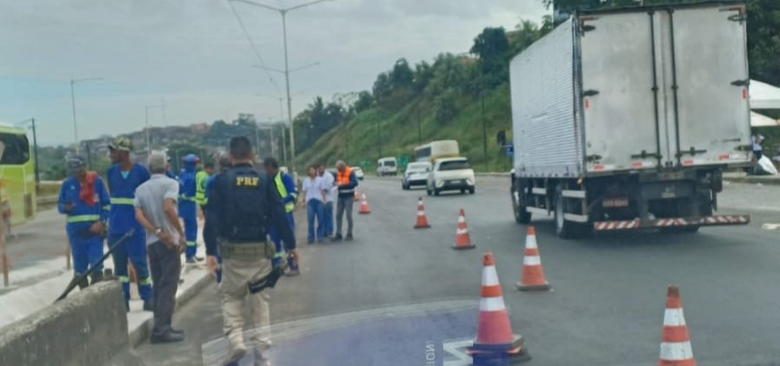 BR-324 volta a ter interdição parcial para obra em trecho afetado por cratera