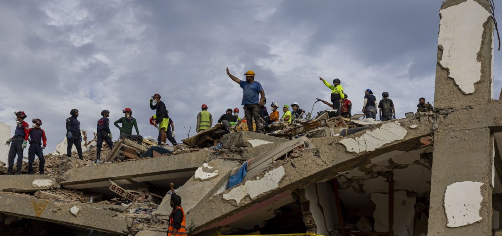 Um mês após terremotos que mataram mais de 5 mil, buscas na Venezuela continuam