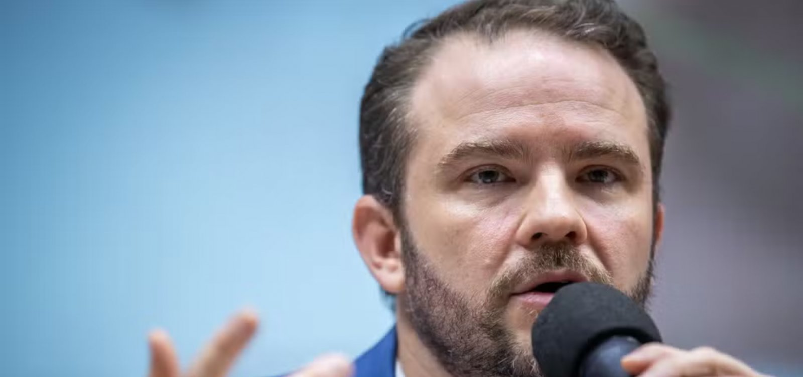 Ministro defende mais impostos e restrições às bets: "Temos que tratar igual cigarro"