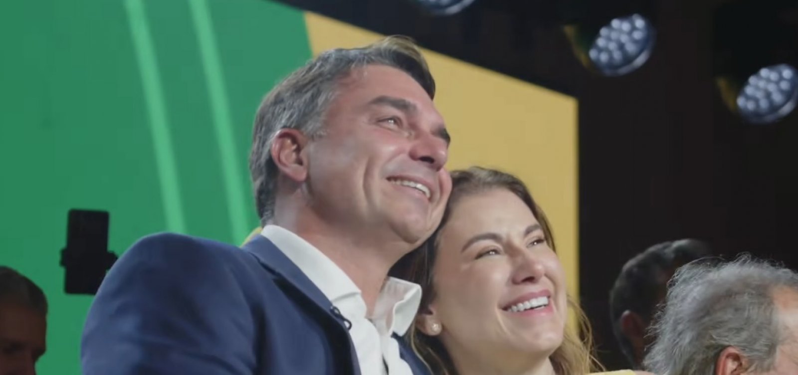 Com Milei e vídeo de Michelle, mas sem vice e alianças, Flávio Bolsonaro formaliza candidatura