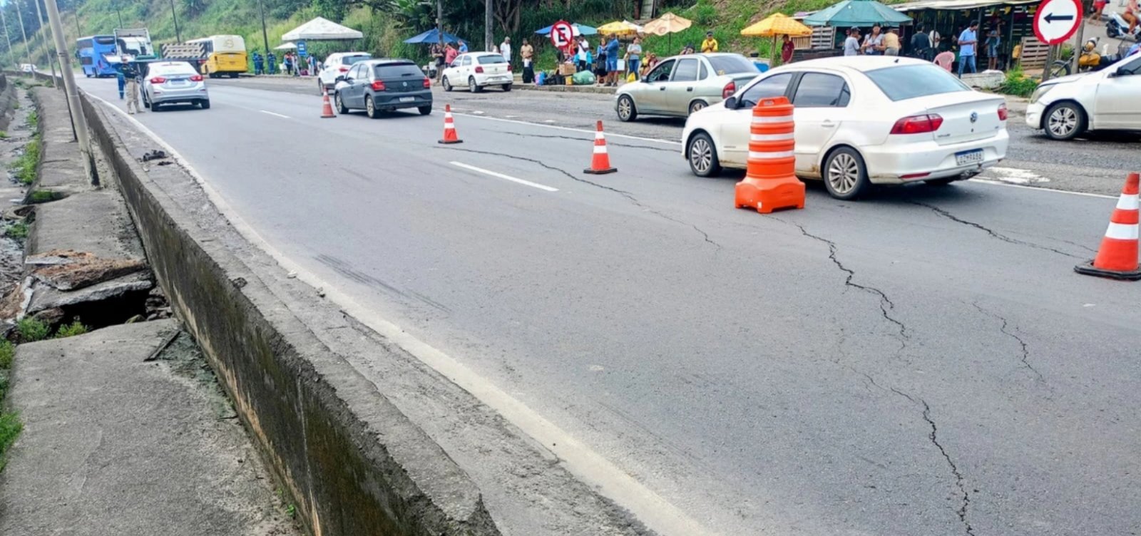 Trecho da BR-324 é interditado nesta segunda após pista voltar a afundar 