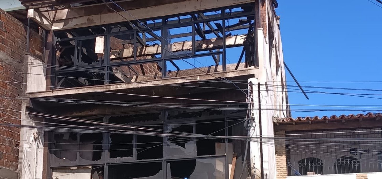 Bombeiros seguem monitorando prédio incendiado no Engenho Velho; comércio e depósitos dificultaram combate