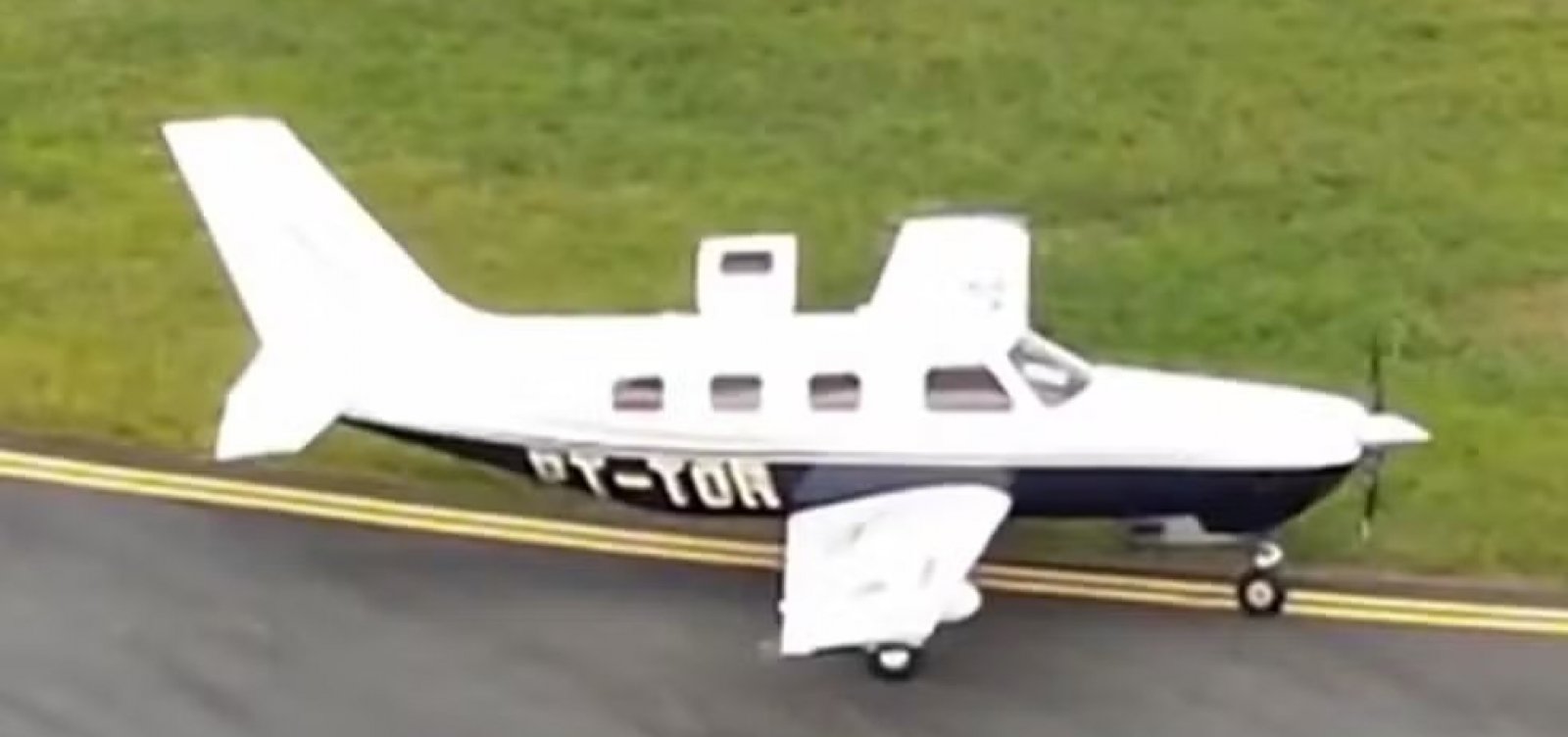Pneu de avião estoura durante pouso e interdita pista do aeroporto de Ilhéus