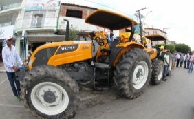 Rui Costa entrega viaturas, equipamentos agrícolas e cisternas em Araci