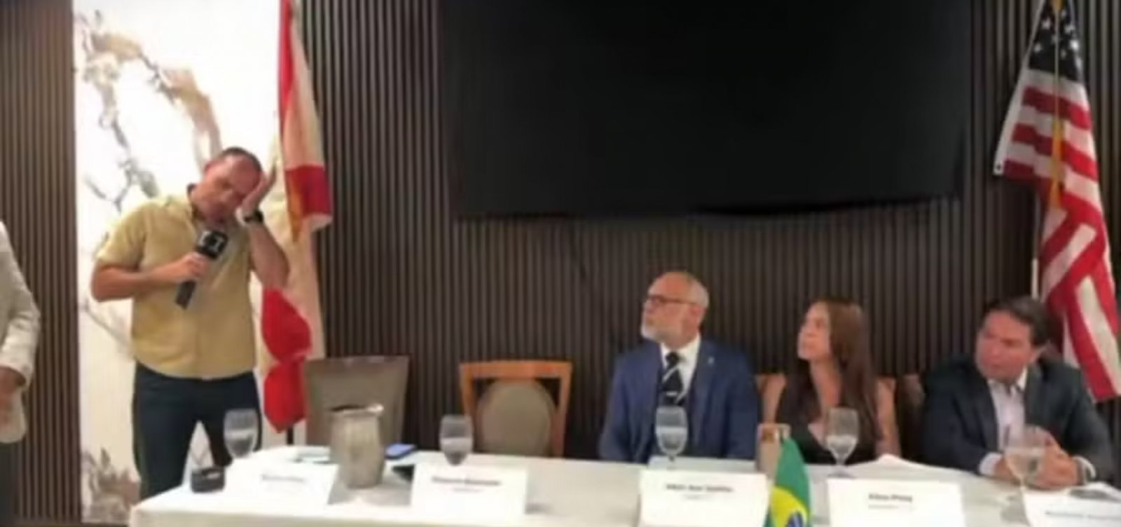 Em evento nos EUA, Eduardo Bolsonaro chora e diz viver com medo de ser preso