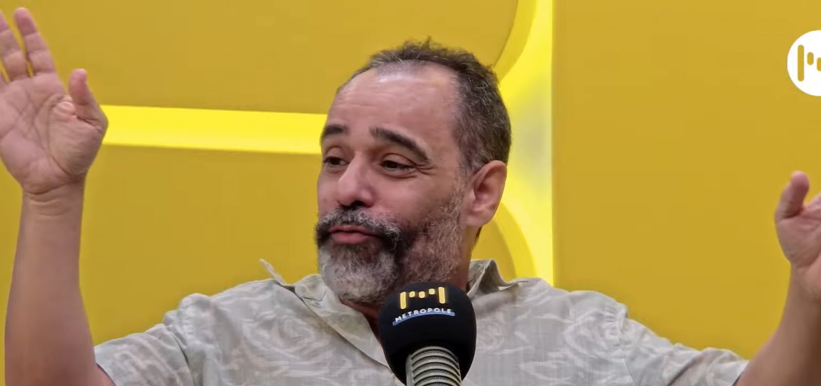 "Biografias não precisam ser chapa branca", diz Tom Cardoso ao criticar obras que "glamourizam" artistas