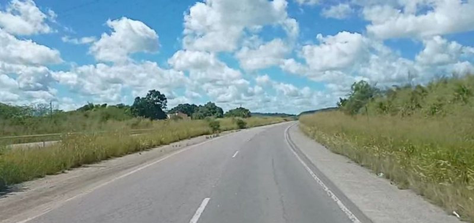 Acidente entre van e caminhão deixa ao menos 10 feridos no interior da Bahia