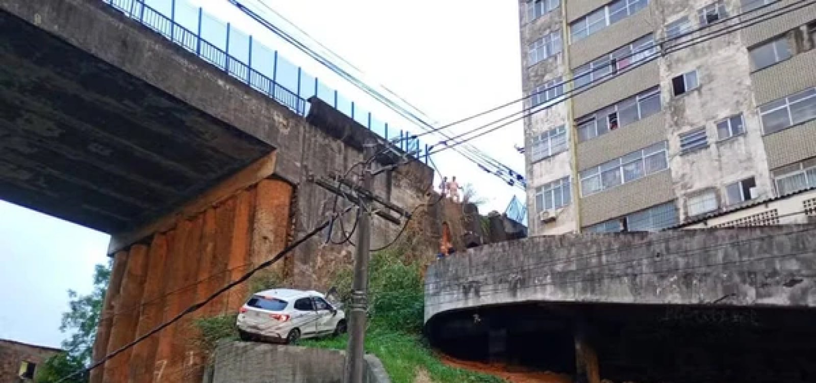Codesal identifica danos em viaduto após carro ficar suspenso no Vale do Ogunjá