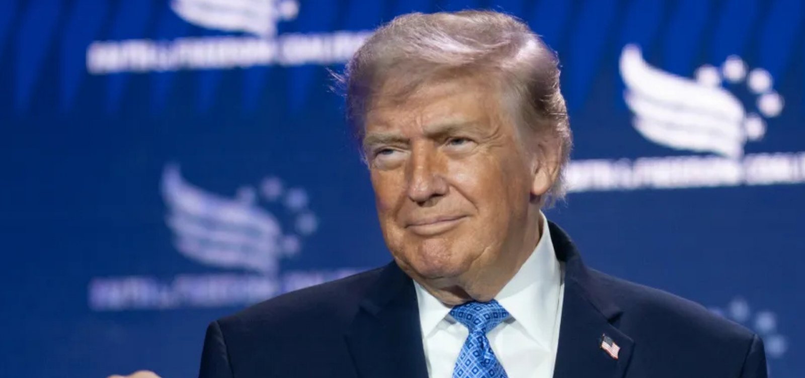 Trump exige acordo ou rendição total e critica liderança do Irã