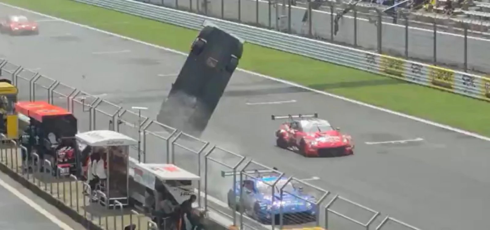 Piloto brasileiro sofre grave acidente em etapa Fuji do SuperGT