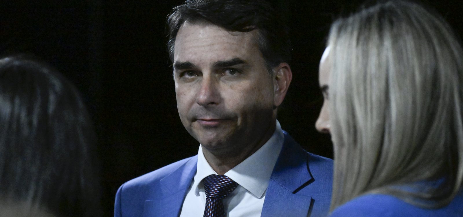Troca de marqueteiros marca pré-campanha de Flávio Bolsonaro após sequência de crises