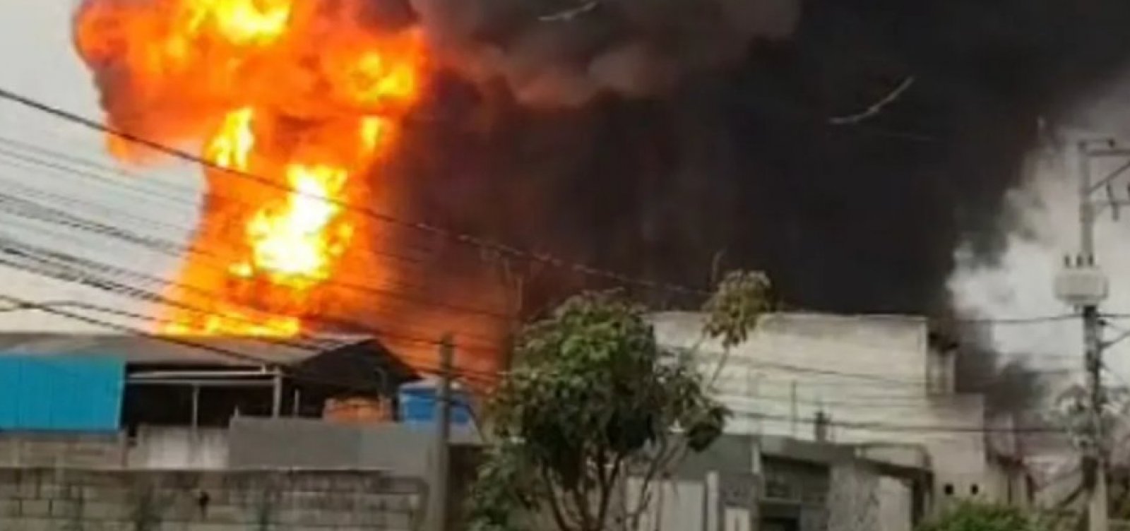 Combate a incêndio em fábrica de solventes dura mais de 16 horas em SP