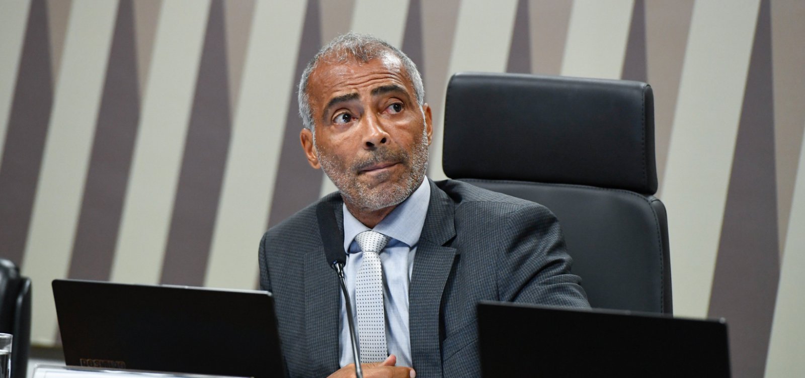 Romário diz que penhora de 30% do salário compromete sua “sobrevivência"