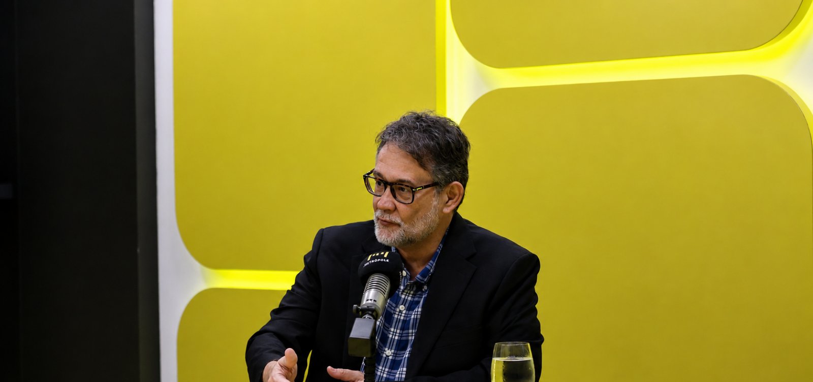 João Cezar de Castro Rocha transforma entrevista à radinha em sala de aula