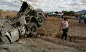 Carregada de cimento, carreta tomba e fere motorista na BR-122, em Guanambi