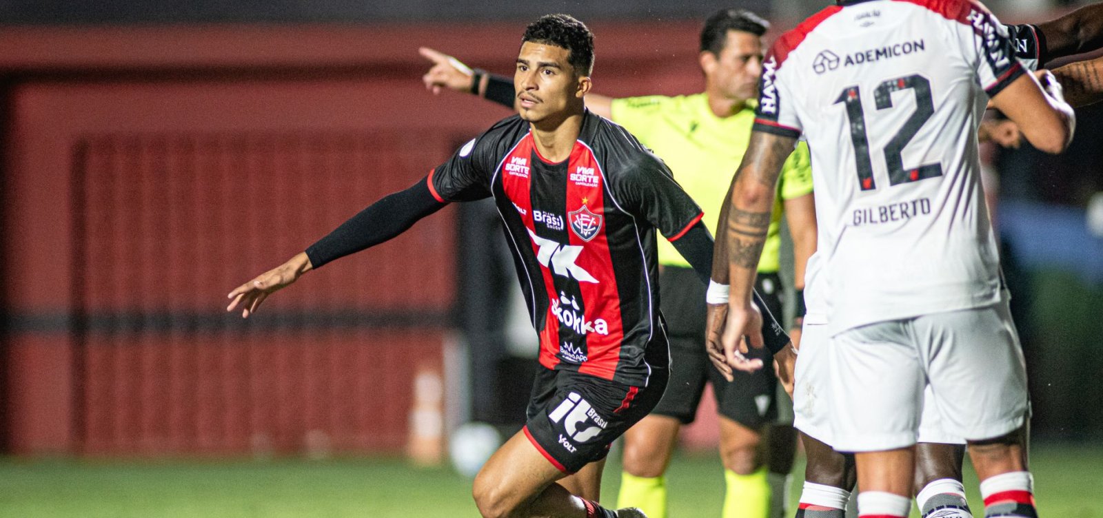 Renê brilha, Vitória goleia o Athletico-PR e avança às quartas de final da Copa do Brasil