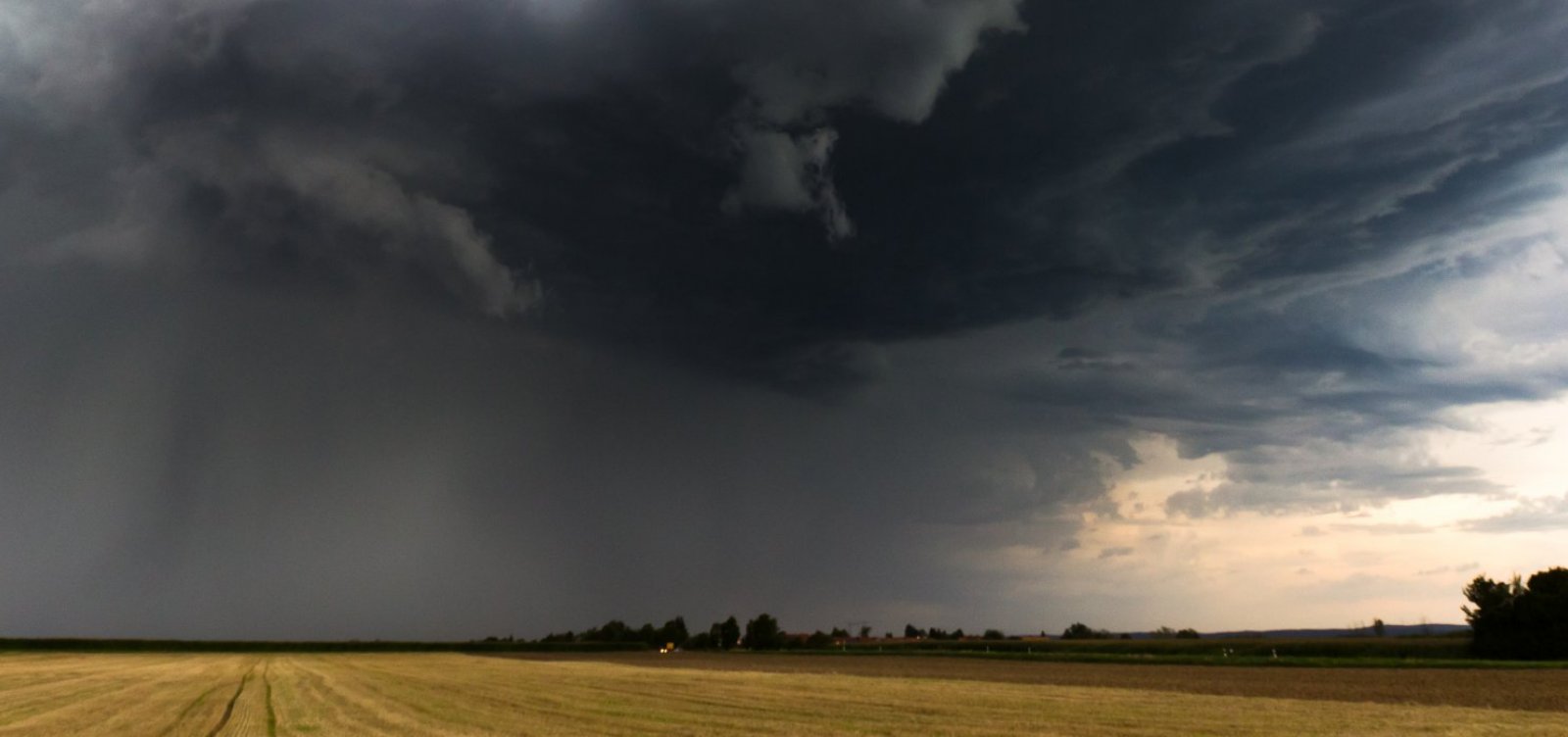Tornado causa estragos e deixa um morto durante temporal no RS