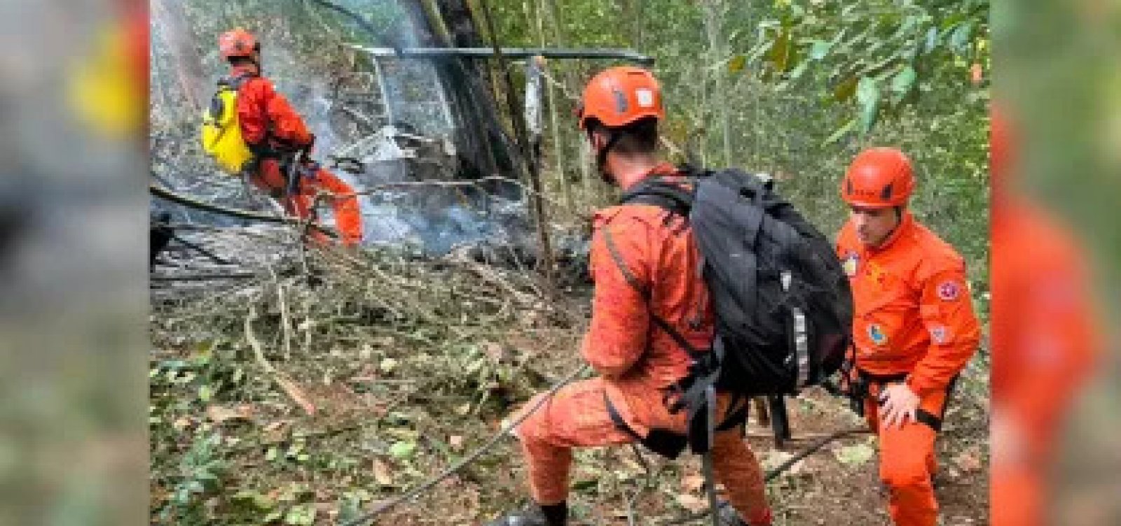 Helicóptero cai em área de mata no Rio de Janeiro e deixa quatro mortos