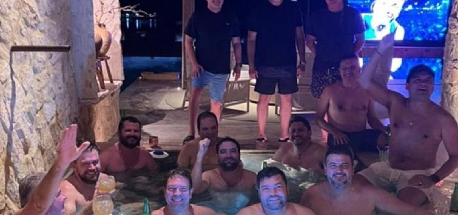 PF encontra foto de políticos baianos em festa com advogado investigado no caso do INSS