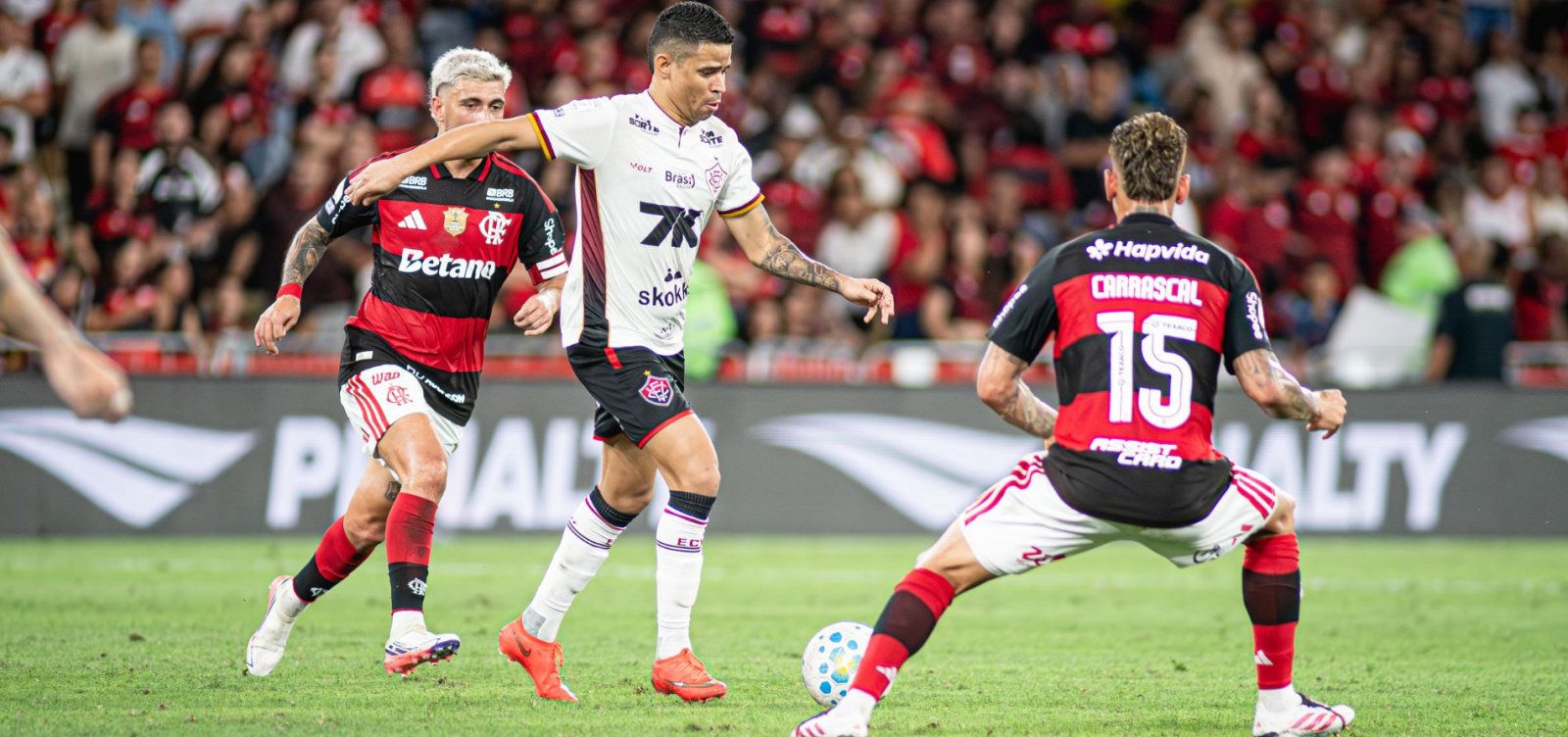 Vitória não resiste pressão e perde para o Flamengo no Maracanã pelo Brasileiro