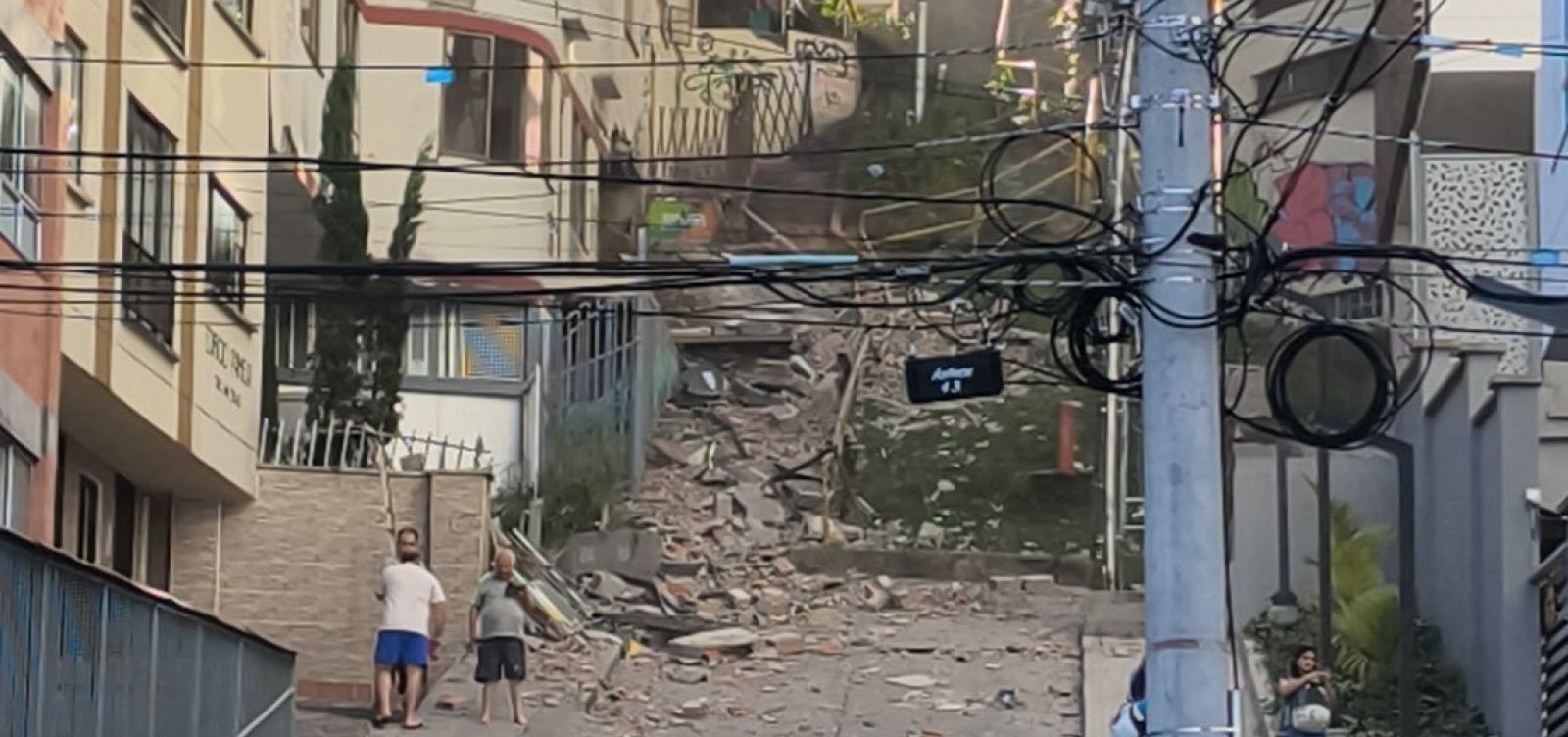 Terremoto deixa 132 mortos na Colômbia e governo reforça segurança após saques