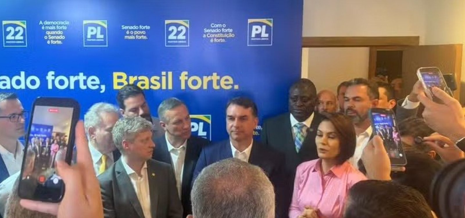 Michelle Bolsonaro reencontra Flávio pela primeira vez após crise e diz: “Colocamos uma pedra”