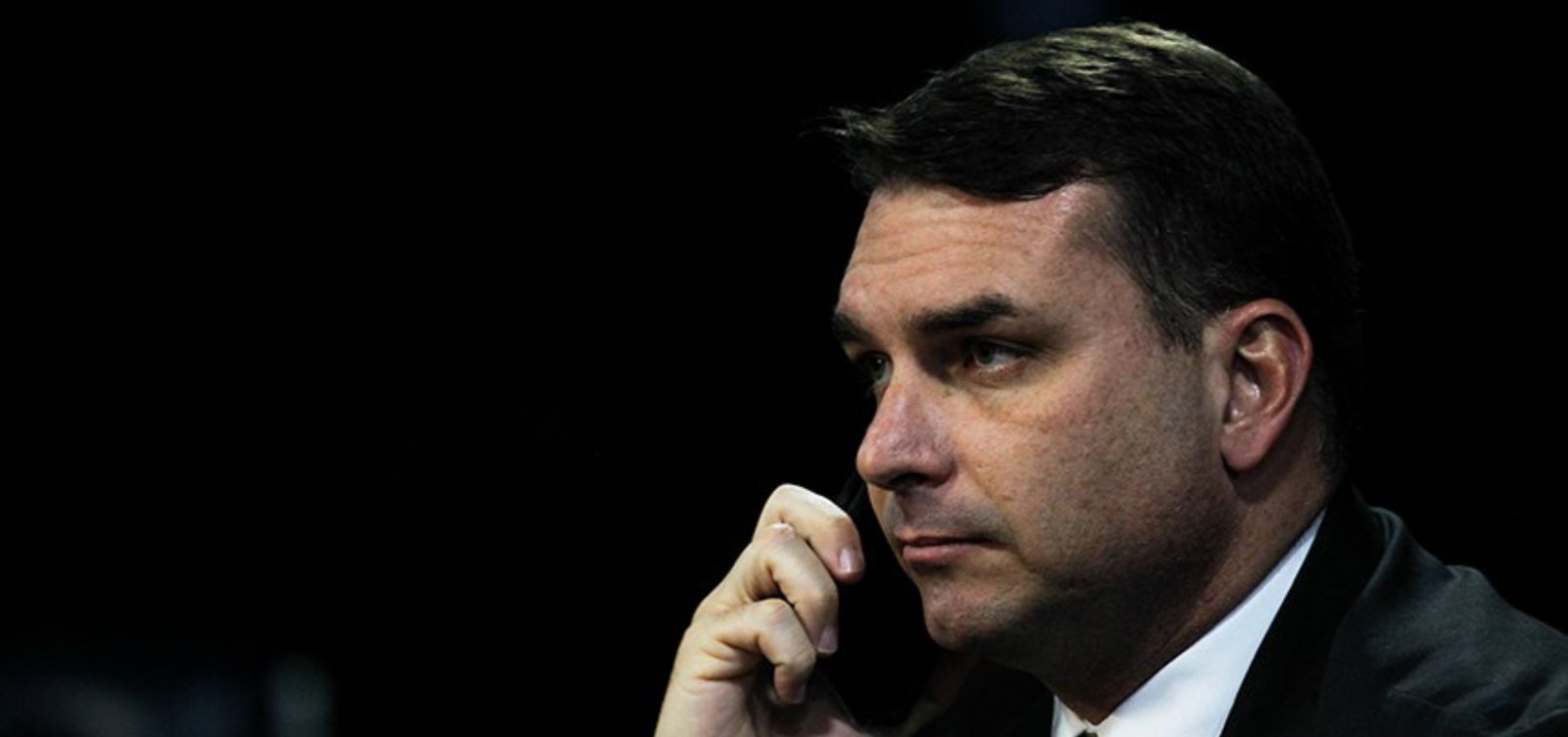 Perfis oficiais de Flávio Bolsonaro citam pós-graduação que ele não fez
