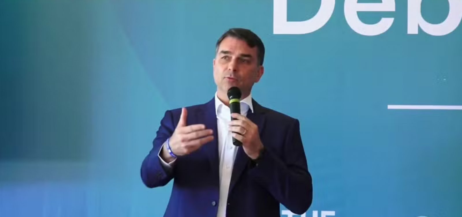 Flávio Bolsonaro divulga diplomas após informação sobre pós-graduação que não cursou