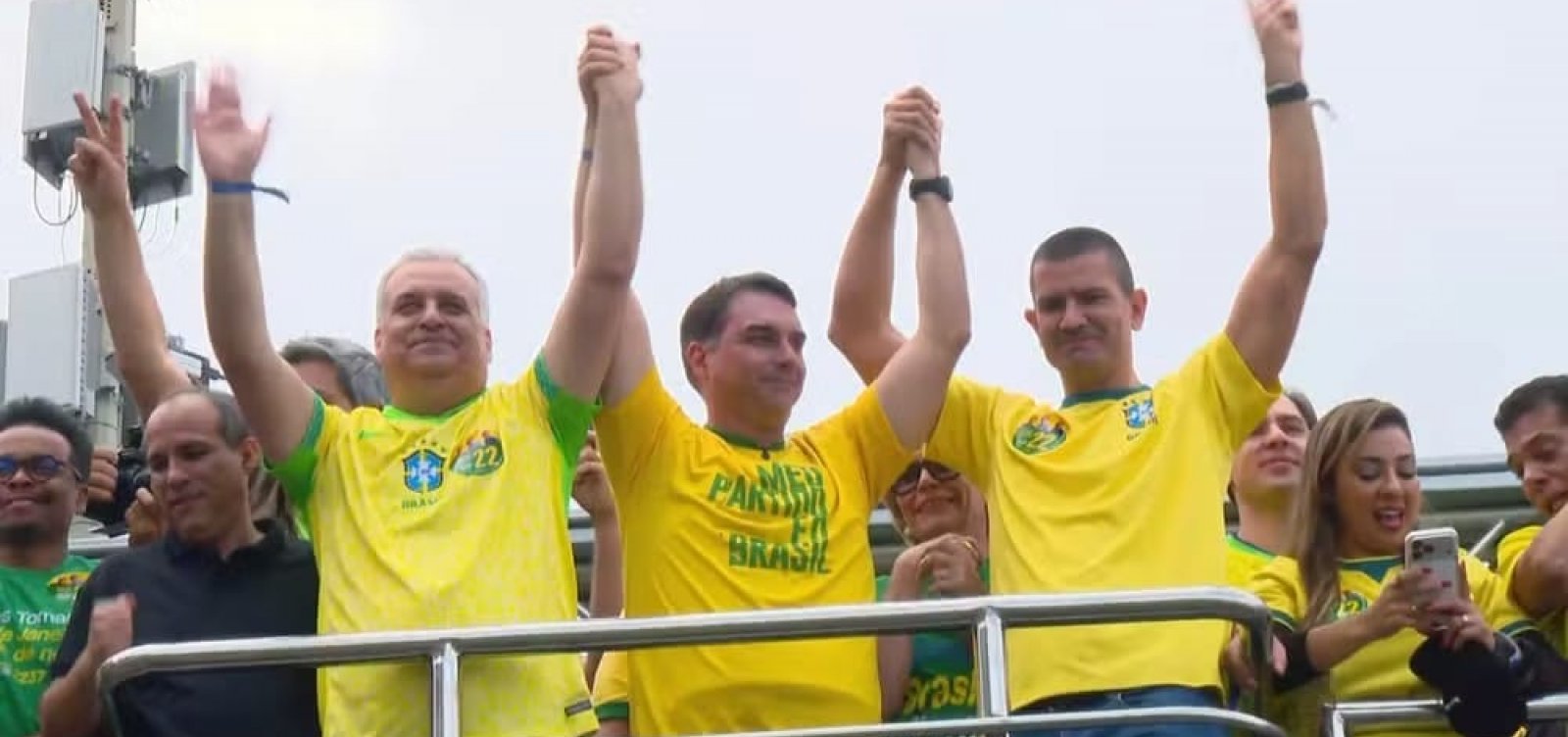 Flávio Bolsonaro inicia campanha à Presidência no Rio usando colete à prova de balas: "Único que pode sentar com os Estados Unidos"