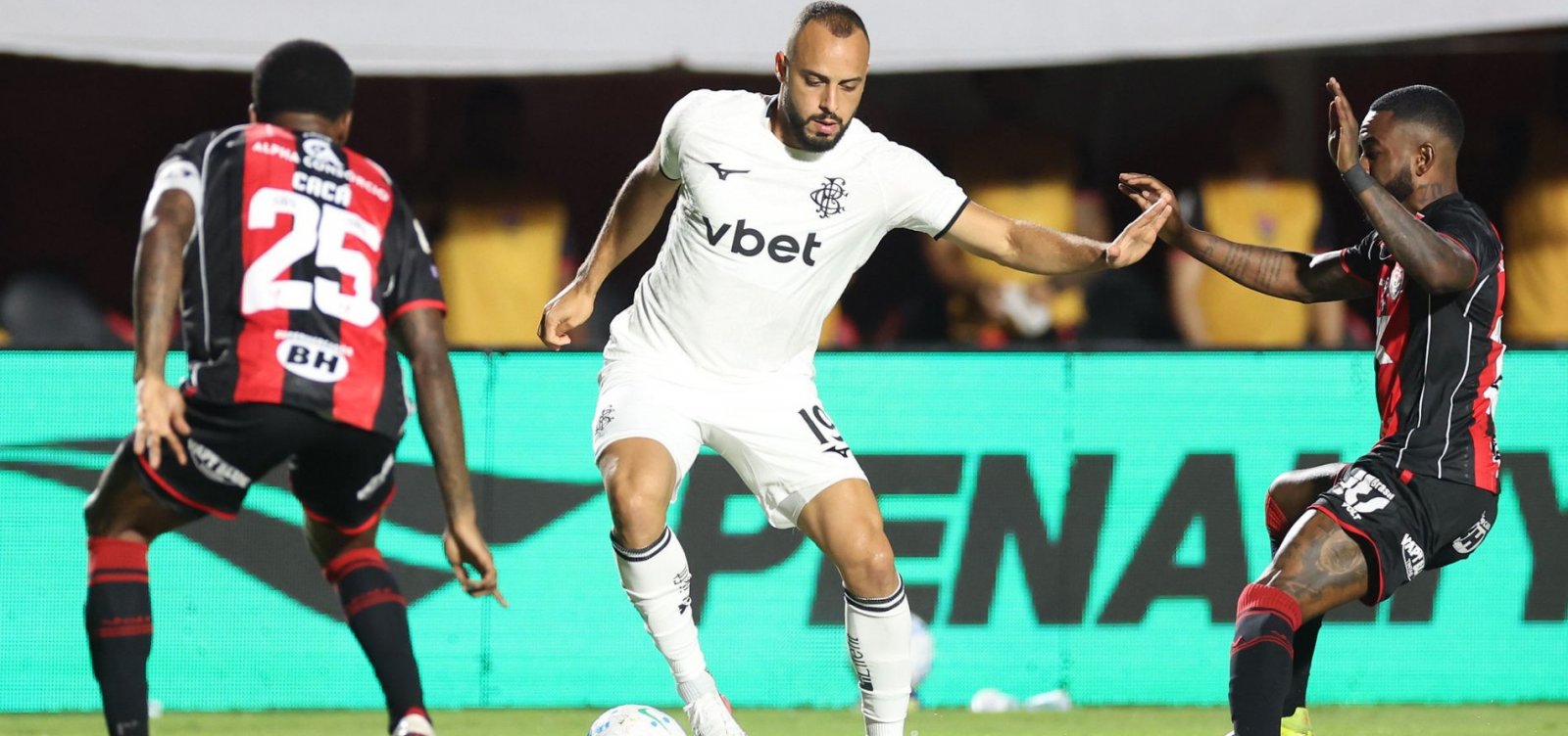Vitória volta a vencer no Brasileiro ao bater o Botafogo e amplia vantagem sobre o Z-4