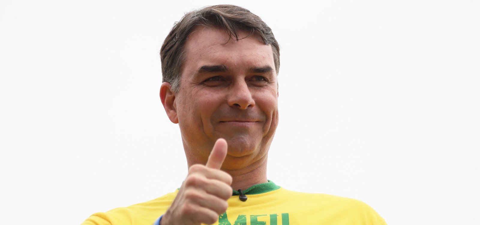 Flávio lança candidatura em ato esvaziado, com bandeiras dos EUA e ataques a Lula