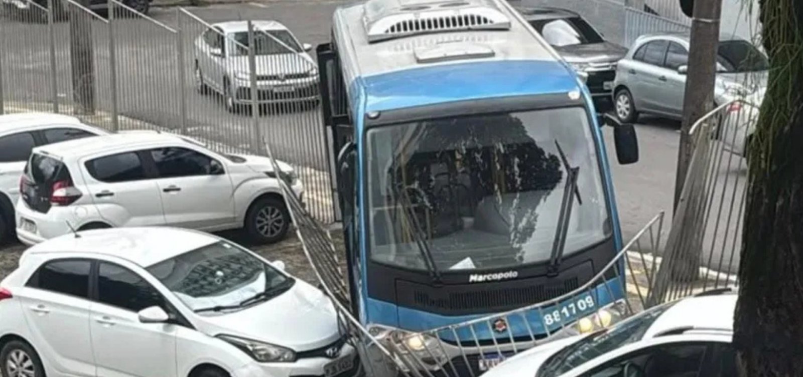 Ônibus invade estacionamento da Ufba no Canela