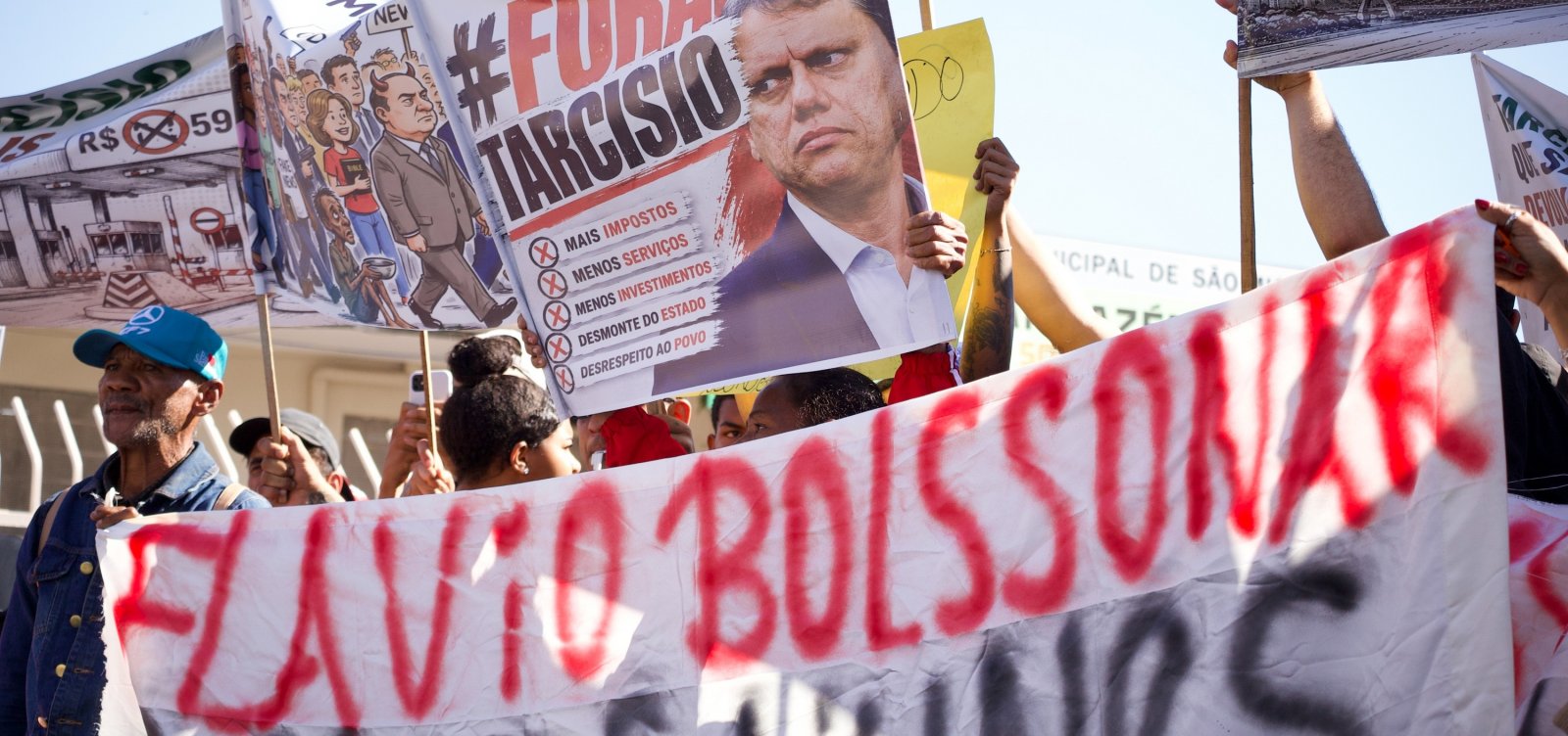 Agenda de Flávio Bolsonaro em SP é marcada por protesto contra Tarcísio