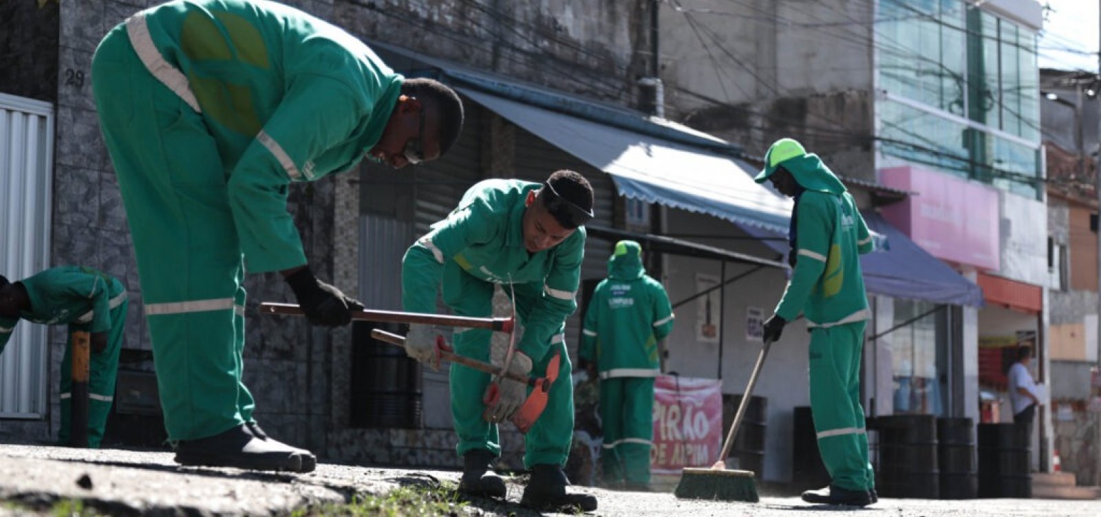 Bairro de Mussurunga recebe força-tarefa para retirar resíduos e reforçar limpeza das ruas