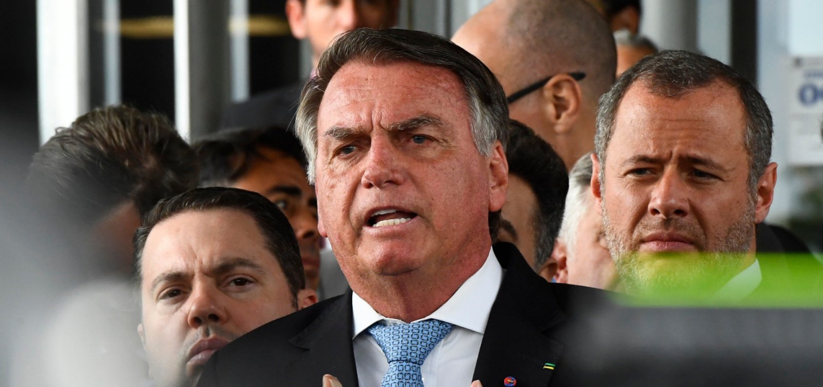 Moraes libera visitas de Carlos e Jair Renan a Bolsonaro durante prisão domiciliar
