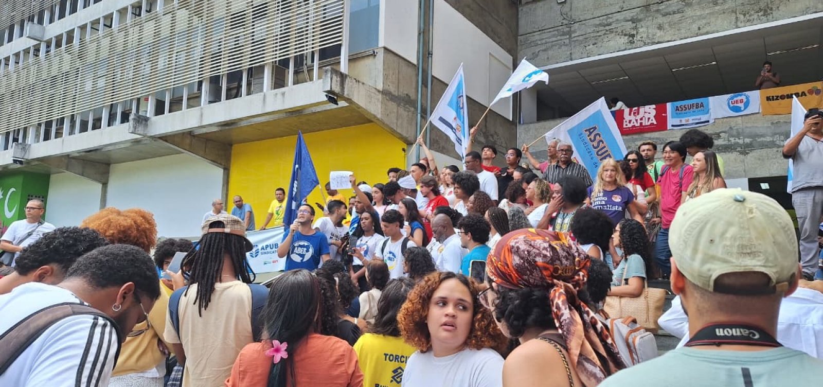 Estudantes da UFBA protestam contra deputado do PL após agressão na Facom