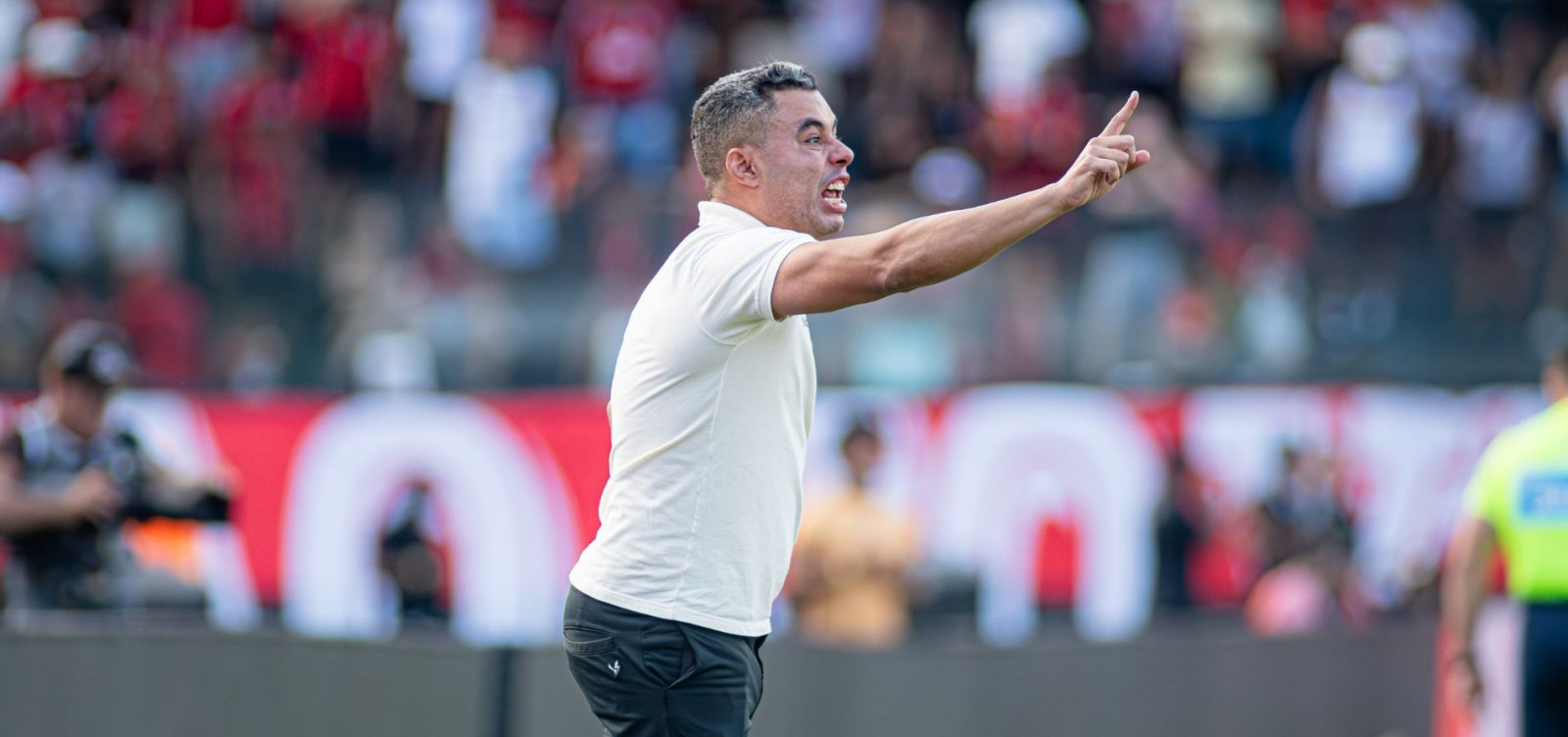 Jair Ventura lamenta lances de Renê após derrota do Vitória no Ba-Vi: "Poderia mudar o jogo"