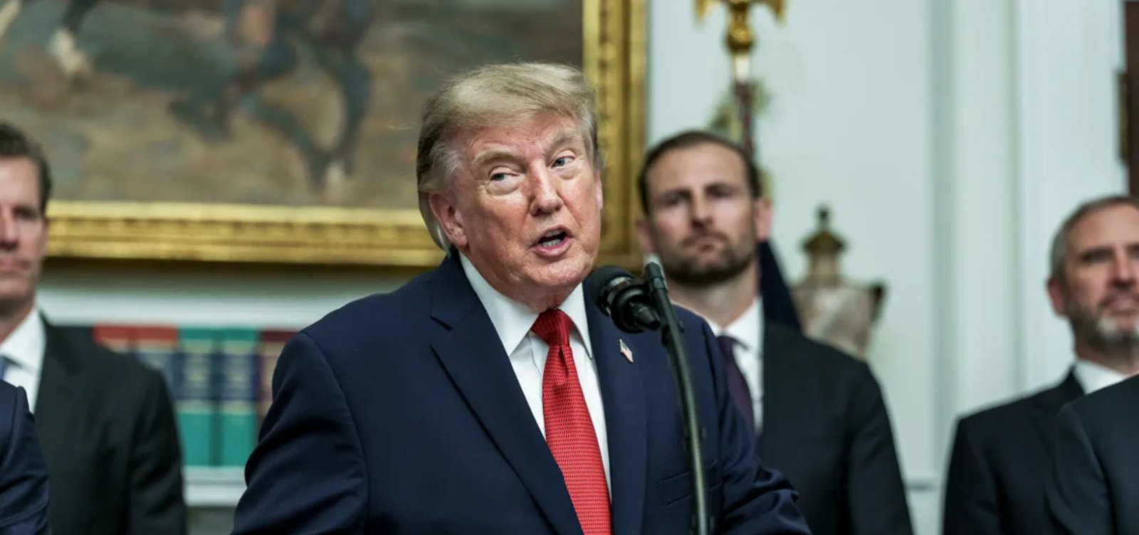 Trump diz que Irã está “colapsando completamente” antes de novas sanções dos EUA