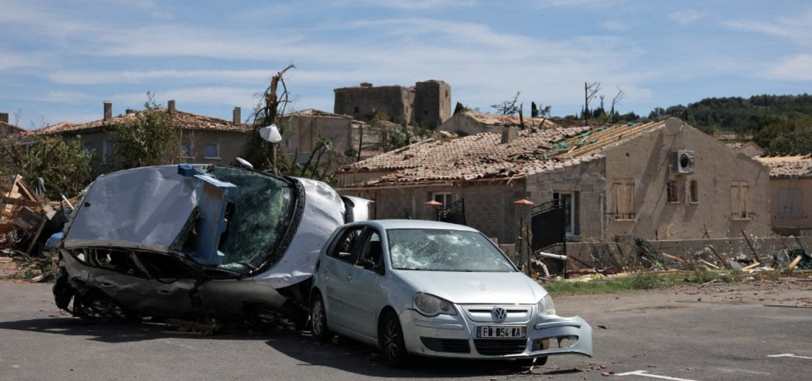 Tornado deixa 39 feridos e destrói cerca de 300 casas no sul da França