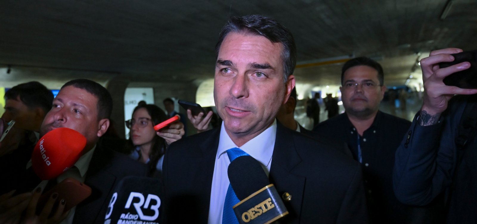 Flávio Bolsonaro se irrita ao ser questionado sobre contrato de "Dark Horse" com Vorcaro