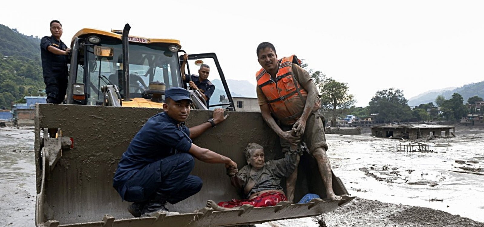 Enchente deixa quase 400 desaparecidos e ao menos 95 mortos no Nepal