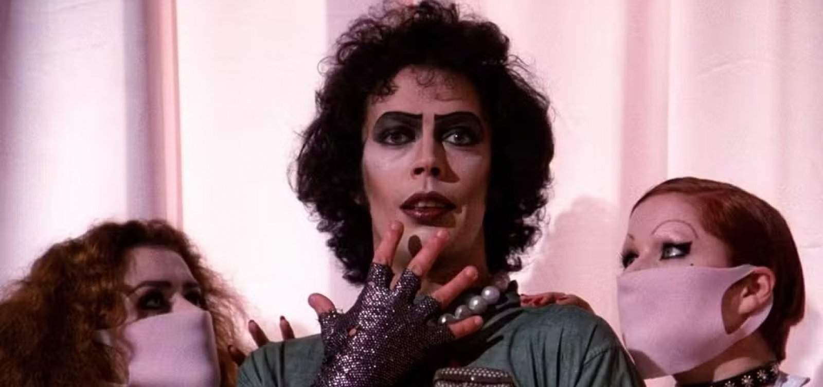 Morre Tim Curry, ator de The Rocky Horror Picture Show e Esqueceram de Mim, aos 80 anos