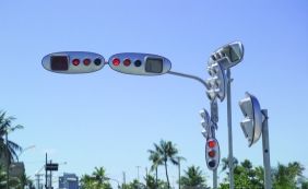 Semáforos apresentam defeito em Itapuã e na Pituba; confira o trânsito