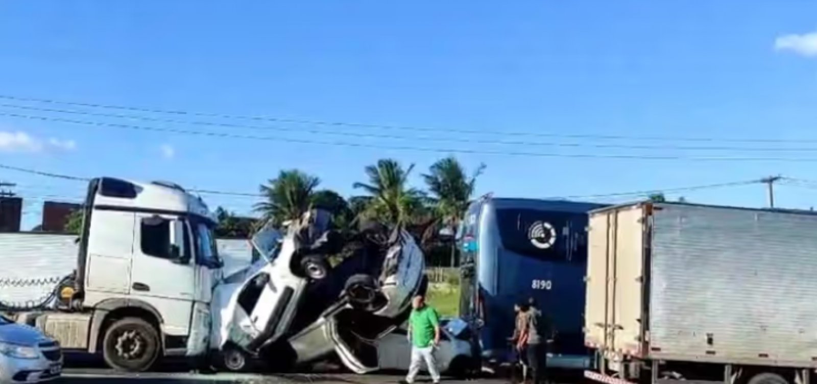 Engavetamento com carreta, cinco carros e ônibus interdita BR-324 em Feira de Santana