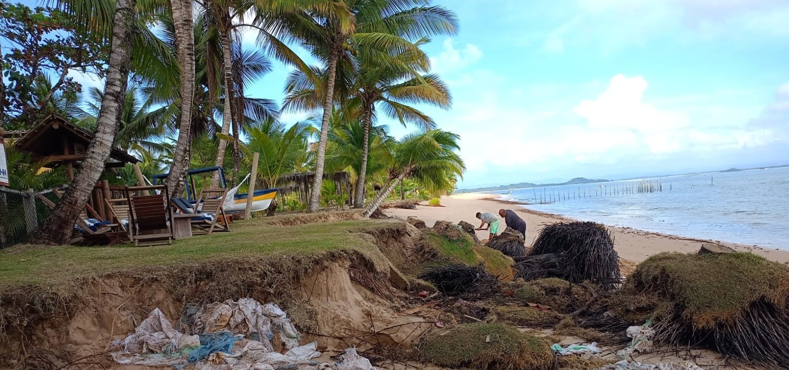 Após denúncia, prefeitura de Maraú remove materiais de obra irregular em praia de Barra Grande