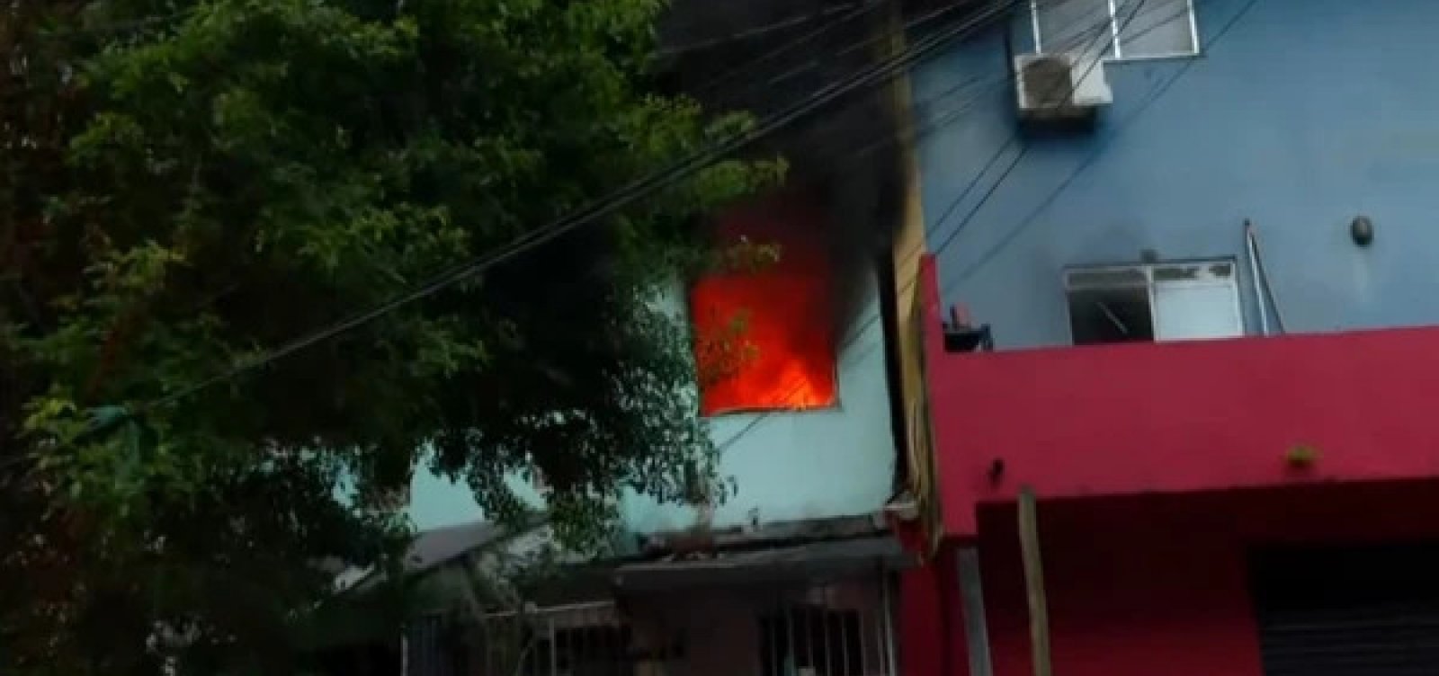 Incêndio de grandes proporções atinge casa e interdita trecho da Avenida Garibaldi   