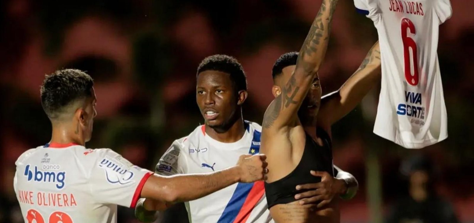 Cacá é punido por episódio envolvendo camisa no Ba-Vi; Jean Lucas é absolvido