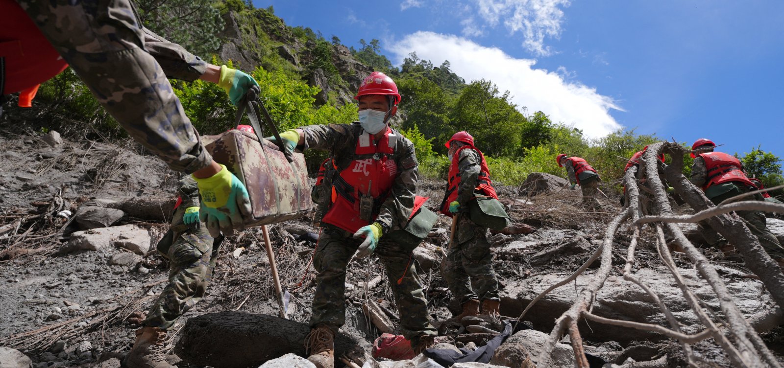 Resgates são retomados após avalanche que matou 494 pessoas no Nepal e Tibete