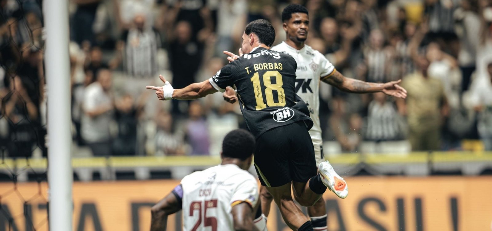 Defesa falha, Vitória perde para o Atlético-MG e segue sem vencer fora de casa