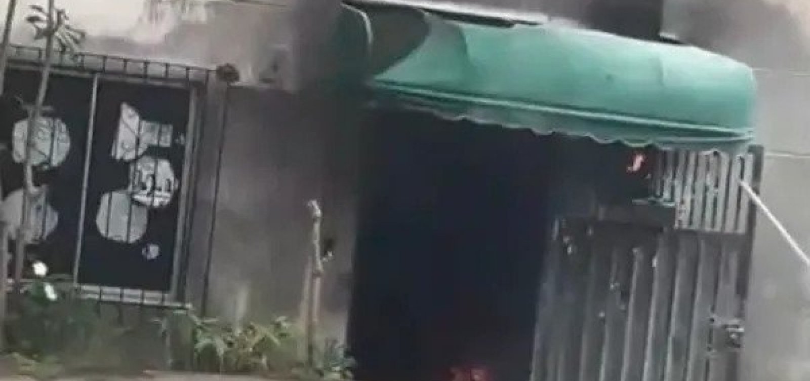 Incêndio em quadro de energia atinge apartamento em Lauro de Freitas